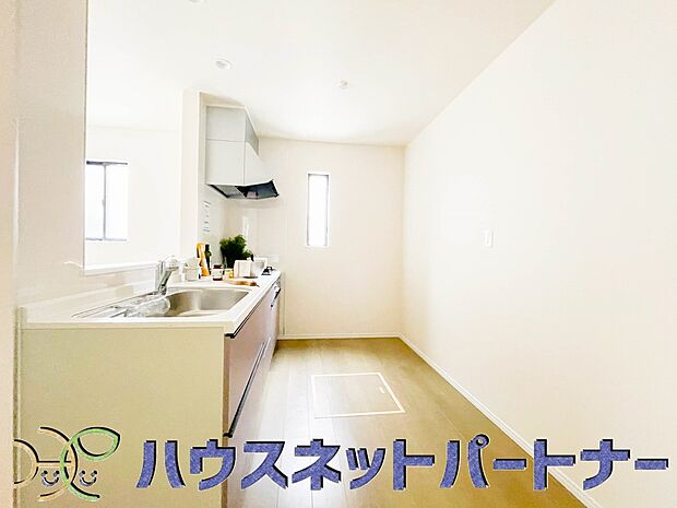 明るい自然光が入る作業スペースを多くとったキッチン採用。夫婦揃ってキッチンに立っても調理がしやすく、家事をしながら会話も弾みます。食器類もすっきりと片付く収納力。