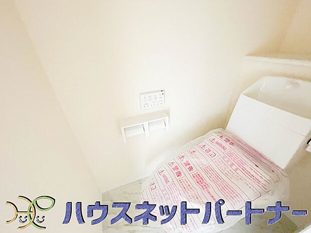 快適な生活を送るための必須アイテムとなった洗浄機能付トイレ。おしり洗浄、ビデ洗浄、暖房便座の3つの機能を標準装備しています。