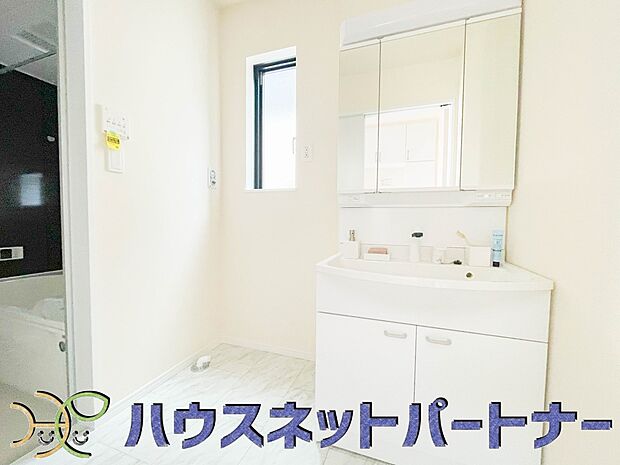 ミラーを手前に引けば、楽な姿勢で髭剃りやメイクができます。合わせ鏡にすればヘアスタイルのチェックもラクラク。洗面化粧台のミラー裏にはたっぷり入る収納スペースを設けています。