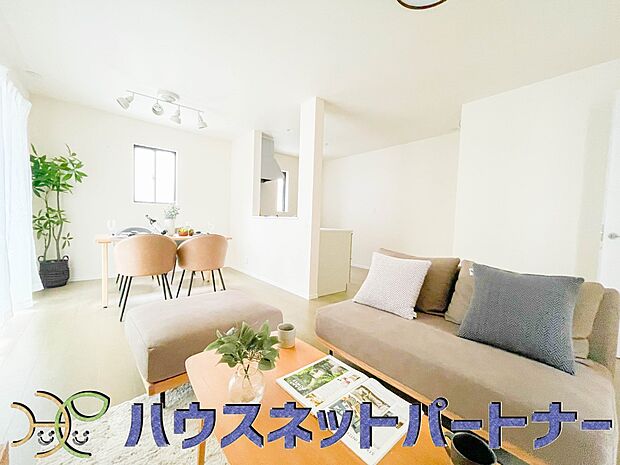 インテリアショップで見掛けた「あの家具」も置ける、ゆったりとした空間。時に広さが上質な寛ぎの時間になる事も。