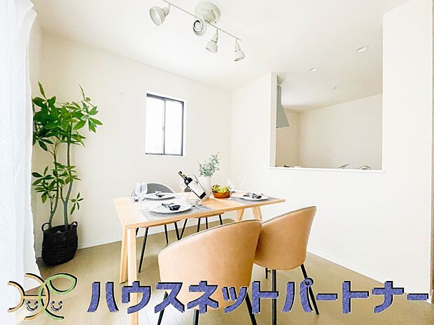 忙しい朝でも家族揃って食事をして頂ける、ゆとりある大きさのダイニングスペース。奥様の手料理をカウンター越しに受けとって頂き、テーブルで囲む素敵な時間を存分にお愉しみ下さい。