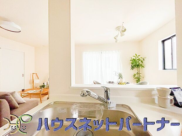 人工大理石のワークトップやシンクは、水を流しただけできれいになったように見えます。白いキッチンは明るく清潔感があり、とっても素敵です。