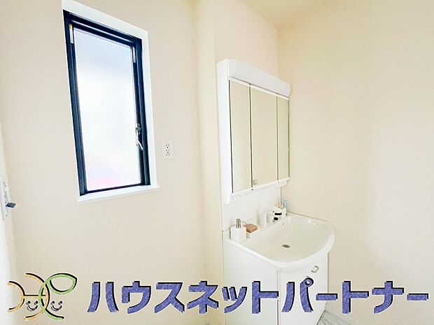 洗面室は窓の光が差し込み明るく清潔感があります。