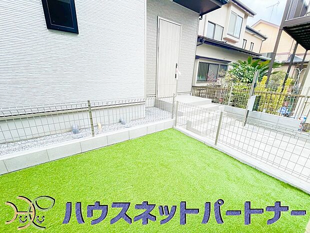 お庭があるって嬉しいですよね。花や野菜を育てたりお子様のブランコを置いたり。家族が楽しむスペースです。