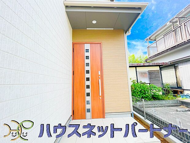 上質感漂う玄関へのアプローチ。居住者の帰り、訪れる方を優しく迎える・安らぎに満ちた生活空間を予感させる。健やかな暮らしを楽しめそう。