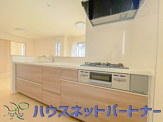 木目調のキッチンは落ち着いた雰囲気で収納もたくさん。嬉しい食洗器付です。汚れも目立ちません。