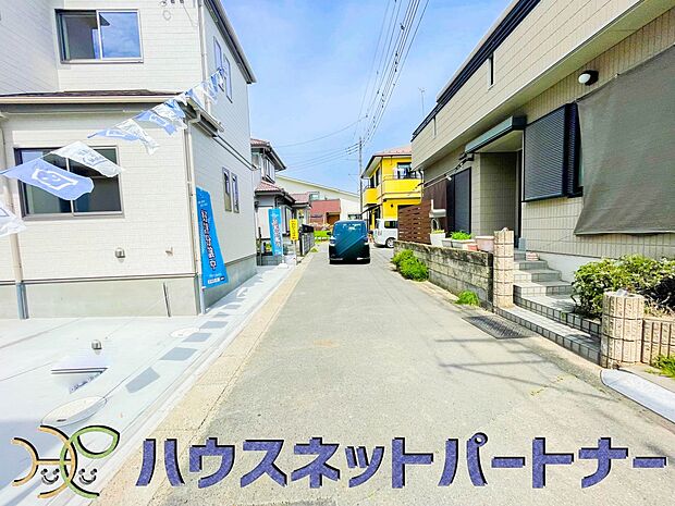 前面道路でお車を駐車するのも楽々。