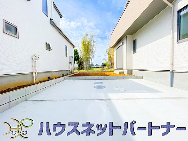 カースペース2台可。敷地内に駐車スペースが2台分確保されています。通勤、お出かけ、ショッピングなど、家族で出かける際の足となる車。状況に応じて使い分けたい、そんな方におすすめです。