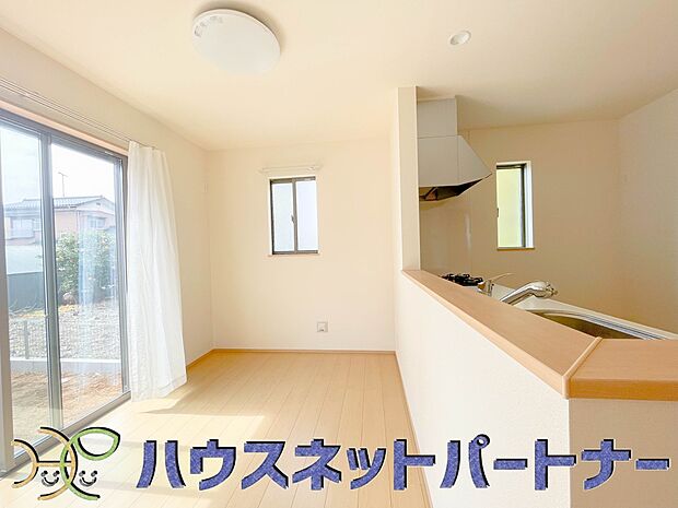 リビングにいるお子様と会話をしながら家事ができるカウンターキッチン。いま手があいているか、忙しそうなのか相手の様子を伺いながらコミュニケーションをとる訓練にもなります。