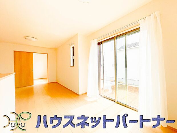 通風・採光に優れ、心地よい光と風が溢れています。 贅沢で豊かな居住性と、プライドを満たすクオリティが見事に調和した住空間。新築ならではの快適なひとときをご体感頂ける筈です。