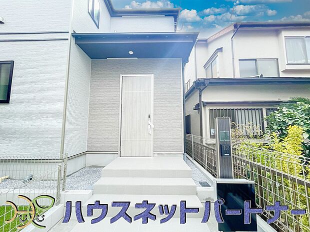 上質感漂う玄関へのアプローチ。居住者の帰り、訪れる方を優しく迎える・安らぎに満ちた生活空間を予感させる。健やかな暮らしを楽しめそう。