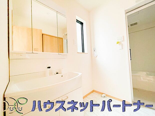 三面鏡洗面化粧台。ミラーを手前に引けば、楽な姿勢で髭剃りやメイクができます。合わせ鏡にすればヘアスタイルのチェックもラクラク。洗面化粧台のミラー裏にはたっぷり入る収納スペースを設けています。　