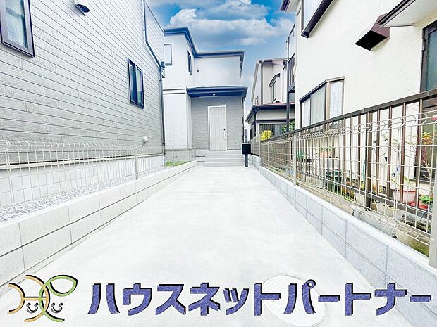 カースペース2台可。敷地内に駐車スペースが2台分確保されています。通勤、お出かけ、ショッピングなど、家族で出かける際の足となる車。状況に応じて使い分けたい、そんな方におすすめです。