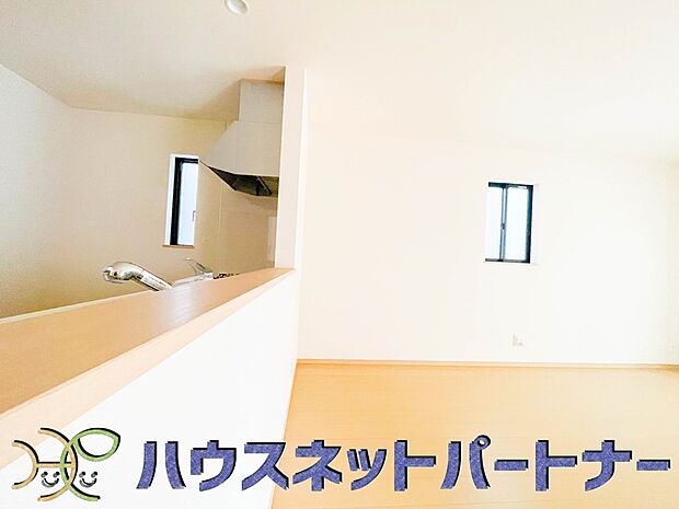 お料理できたらカウンターから手渡しができます。家族で会話をしながらお料理を楽しく。