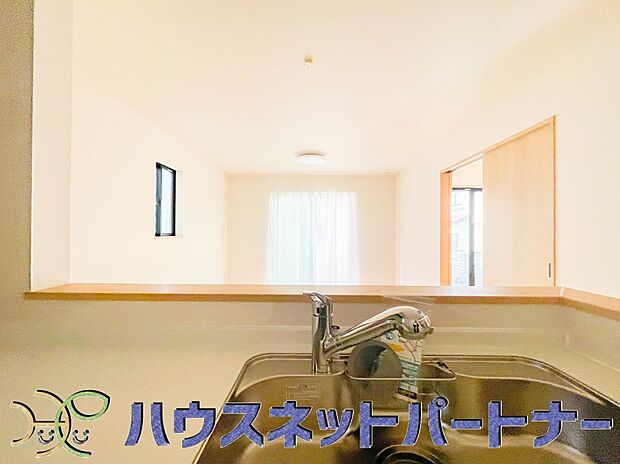 家族の様子を見ながらキッチンでお料理。一日の出来事を会話しながらの家事は嬉しいコミュニケーション。