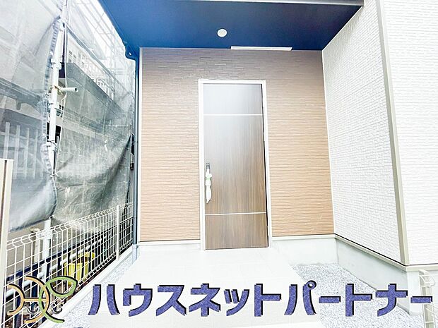 玄関の扉を開けるとそこは家族の待つお家。笑い声が聞こえてきそう。