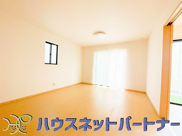 整然とした空間演出、快適な理想の暮らしの実現は家のみの拘りではなく、そこで暮らす方々にとって素敵な環境であることも挙げられると思います。四季折々の変化が奏でる鼓動を楽しんで下さい。