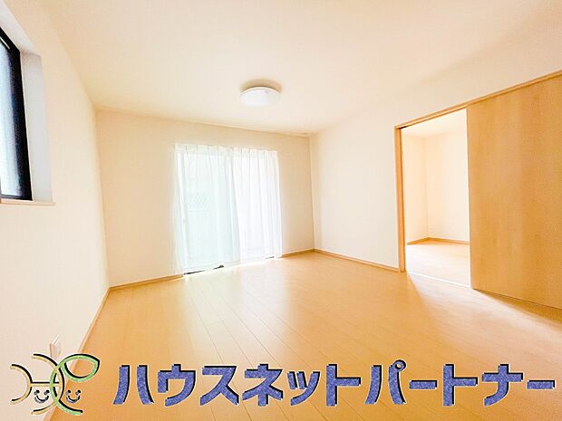 通風・採光に優れ、心地よい光と風が溢れています。 贅沢で豊かな居住性と、プライドを満たすクオリティが見事に調和した住空間。新築ならではの快適なひとときをご体感頂ける筈です。