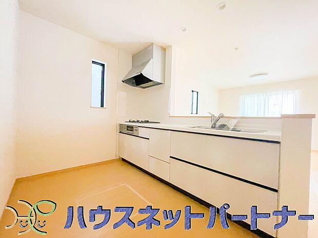 キッチン吊戸棚を無くす事によって、コミュニケーションを重視した設計に致しました。区画によって変わる一体感を、実際にご覧になって頂けましたらと思います。