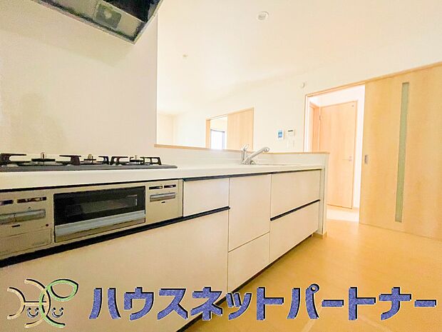 カウンターキッチンは広くて収納力もあるので、快適に料理をすることができます。食器や炊事用具を手の届くところに配置しやすいため調理もスピーディーです。