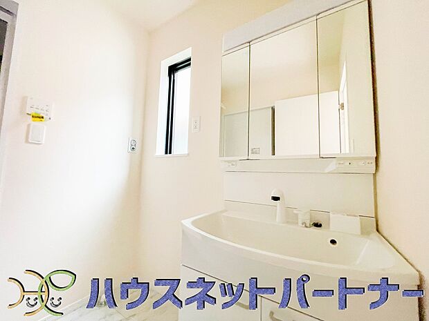 清潔感溢れる洗面台はシャンプードレッサー付き。朝の忙しい時に大活躍します。