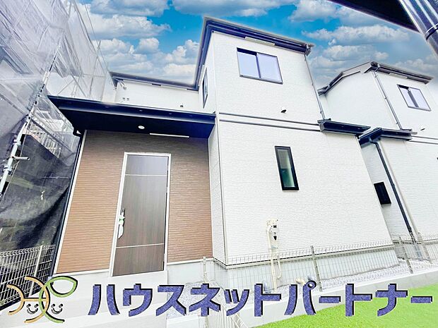 堂々たる趣ながら、主張し過ぎずどこか余裕を感じさせるシャープなフォルムで佇む邸宅は、晴天の空と照らし合わせる事で、本来あるべき完成形の姿を見せてくれます。