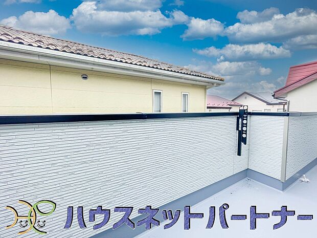 南向きバルコニーから明るい陽射しと爽やかな風がお部屋へと流れ込む、心地よい空間です。2部屋続きなのでお布団も沢山干せますね。