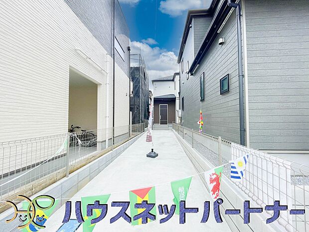 通勤や家族の送迎など、毎日の生活にマイカーが欠かせない方にとって駐車場は大事な条件。敷地内にカースペースがあれば、お出かけやお買い物の際の搬入出もらくらくです。