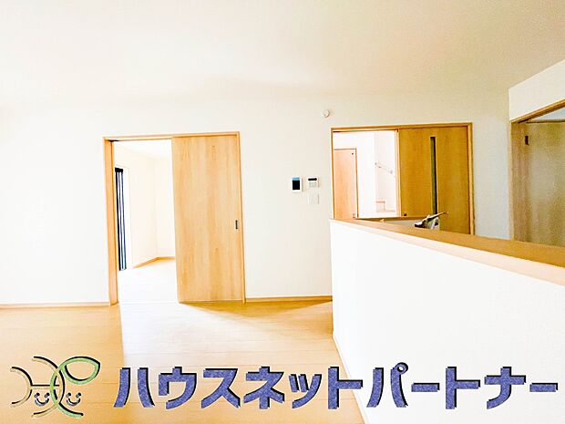 カウンターキッチンなら、リビングで遊ぶ子供の様子を見ながら料理ができるので安心です。料理を運んでもらったり、子供にお手伝いしてもらいやすいのもいいですね♪