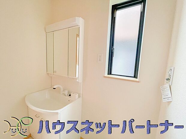 広い脱衣所、洗面台も大きなサイズを設置。建売では見ない広さと解放感。