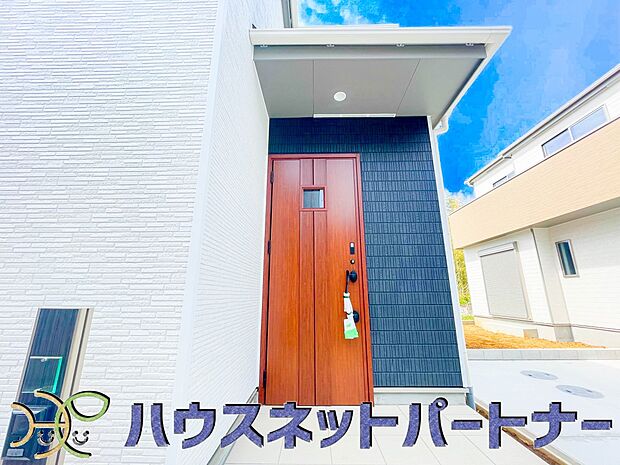 上質感漂う玄関へのアプローチ。居住者の帰り、訪れる方を優しく迎える・安らぎに満ちた生活空間を予感させる。健やかな暮らしを楽しめそう。