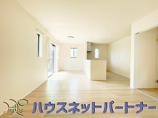通風・採光に優れ、心地よい光と風が溢れています。 贅沢で豊かな居住性と、プライドを満たすクオリティが見事に調和した住空間。新築ならではの快適なひとときをご体感頂ける筈です。