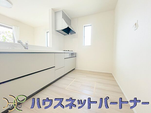 キッチン吊戸棚を無くす事によって、コミュニケーションを重視した設計に致しました。区画によって変わる一体感を、実際にご覧になって頂けましたらと思います。 