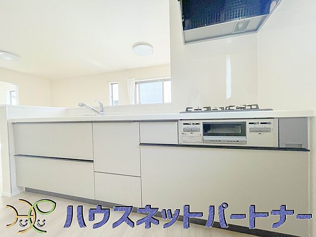 三口コンロで料理の幅を拡げてくれる使いやすいシステムキッチンを採用。洗い場も大きいので野菜や食器を洗ったりする際にも捗り、奥様の強い味方となってくれるはずです。