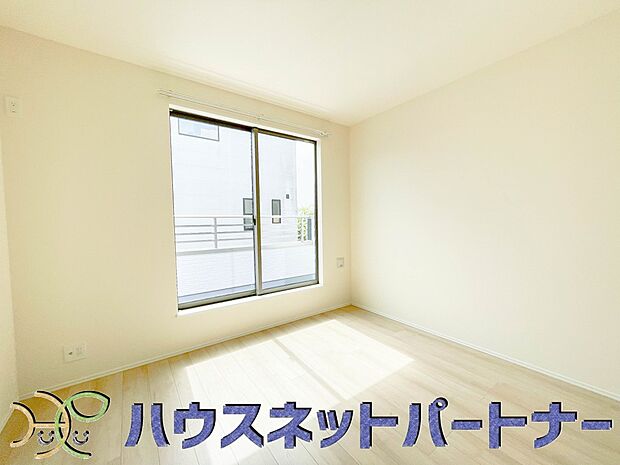 柔らかな日差しが入る洋室は落ち着いた雰囲気のお部屋です。ベッドを置いてゆったりと心も体も休まるお部屋へ。