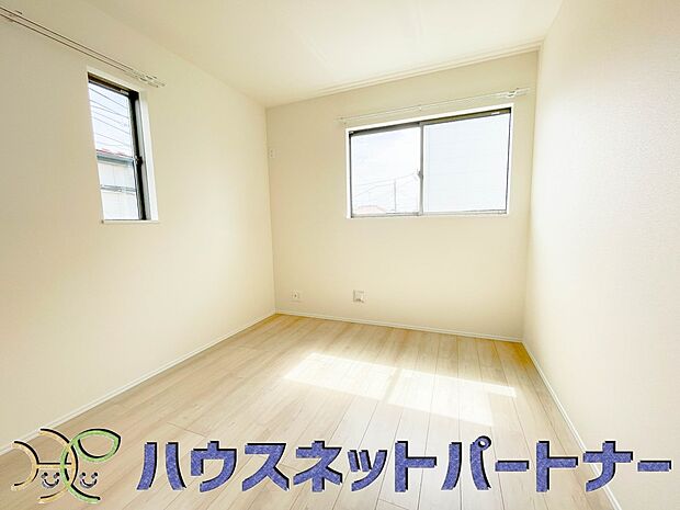 柔らかな光り差し込む家族に優しい洋室は子供部屋にぴったり。
