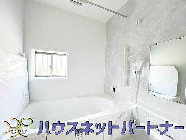 冬場にはヒヤッとしないように暖房機能、梅雨の時期には乾燥等、機能的で清潔感溢れる浴室。快適・清潔な空間で心も体もオフになる時間を楽しむことが可能です。