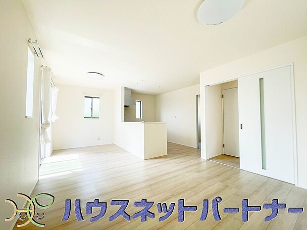 来訪者の様子を室内TVモニターでチェック。対応したくないセールスを断りやすく、子どもに留守番をさせるときも安心。不在時の来訪者を録画でき、犯罪抑止効果も期待できます。