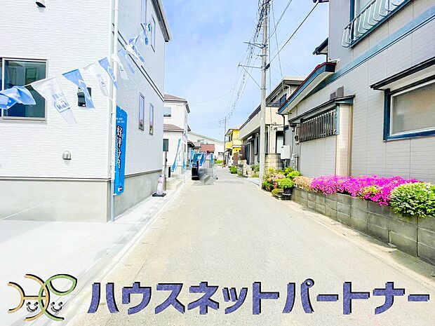 前面道路でお車を駐車するのも楽々。