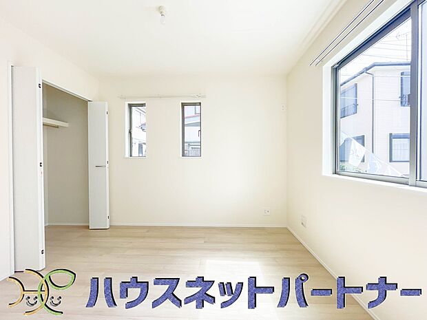 リビングのお隣の洋室は、ホームパーティーの時に開放して楽しい空間作りが出来ます。