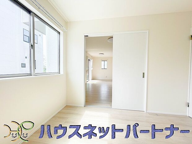 リビング隣の洋室は、お子様の勉強ルームや、趣味を楽しむお部屋としてもいいですね。