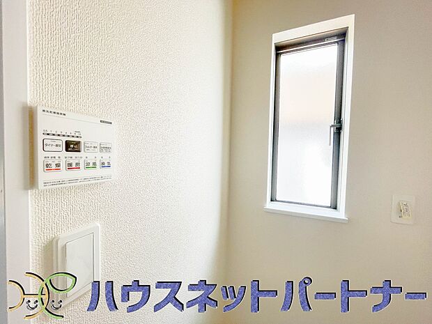 毎日使う洗濯機。しっかりと奥行きのある置き場が確保されています。