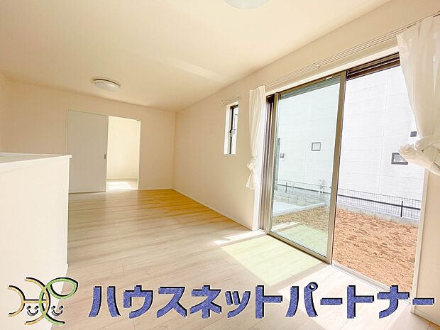 カウンターキッチンなら、リビングで遊ぶ子供の様子を見ながら料理ができるので安心です。