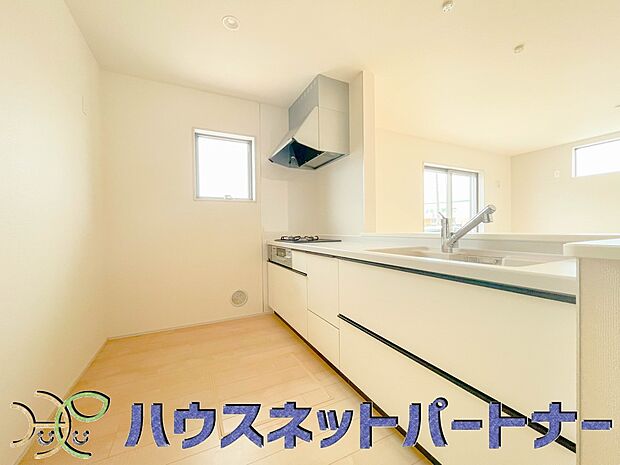 カウンターキッチンは広くて収納力もあるので、快適に料理をすることができます。食器や炊事用具を手の届くところに配置しやすいため調理もスピーディーです。