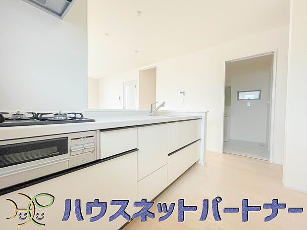 キッチン吊戸棚を無くす事によって、コミュニケーションを重視した設計に致しました。区画によって変わる一体感を、実際にご覧になって頂けましたらと思います。