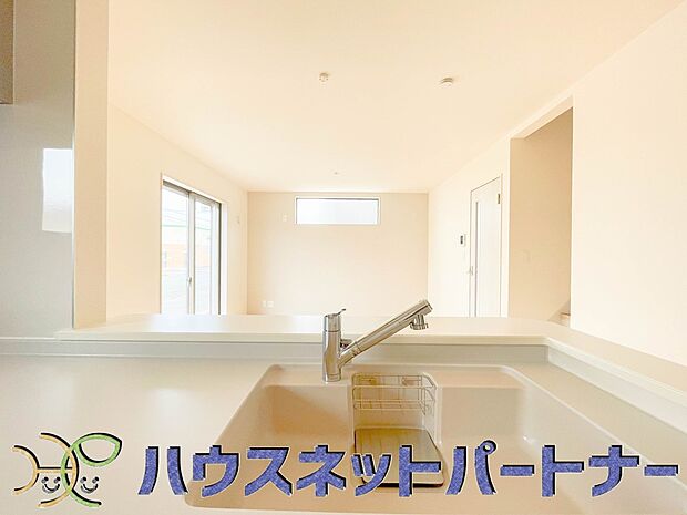 家族の様子を見ながらキッチンでお料理。一日の出来事を会話しながらの家事は嬉しいコミュニケーション。