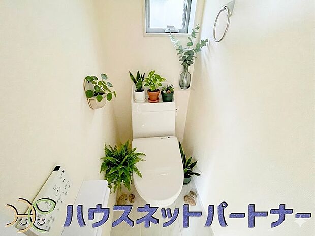小窓を設置する事により明るく、通気性の良いトイレ。※画像はイメージです。
