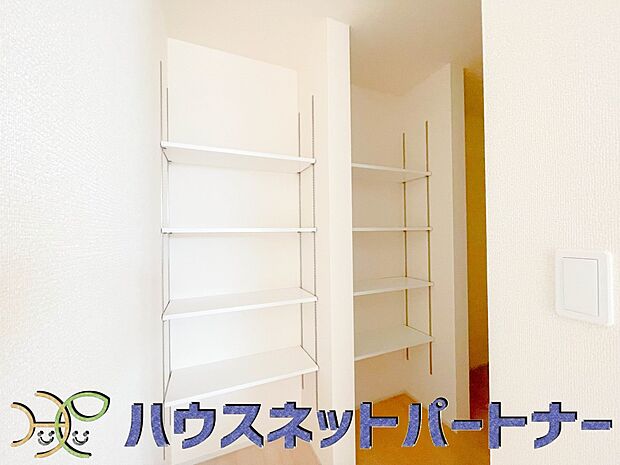 パントリーは常温保存できるパン、お米、調味料、缶詰など、日常的に使うものや未開封の食品の収納にぴったり。棚にものを並べて収納すれば、何が足りないのかひと目で確認できます。