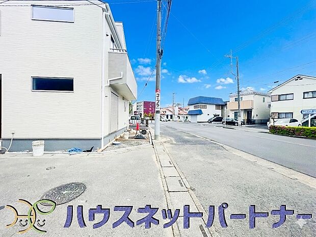 上質感漂う玄関へのアプローチ。居住者の帰り、訪れる方を優しく迎える・安らぎに満ちた生活空間を予感させる。健やかな暮らしを楽しめそう。