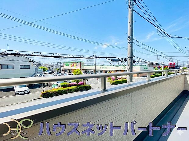 太陽の光が燦々と降り注ぐ広さのあるバルコニーで毎日のお洗濯も快適に。太陽は心を元気にしてくれますよね。